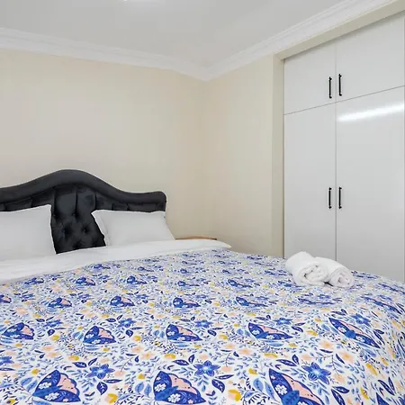 Apartment Steps Away From Historical