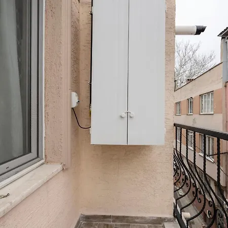 Apartment Steps Away From Historical
