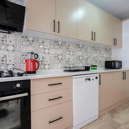 Apartment Steps Away From Historical *